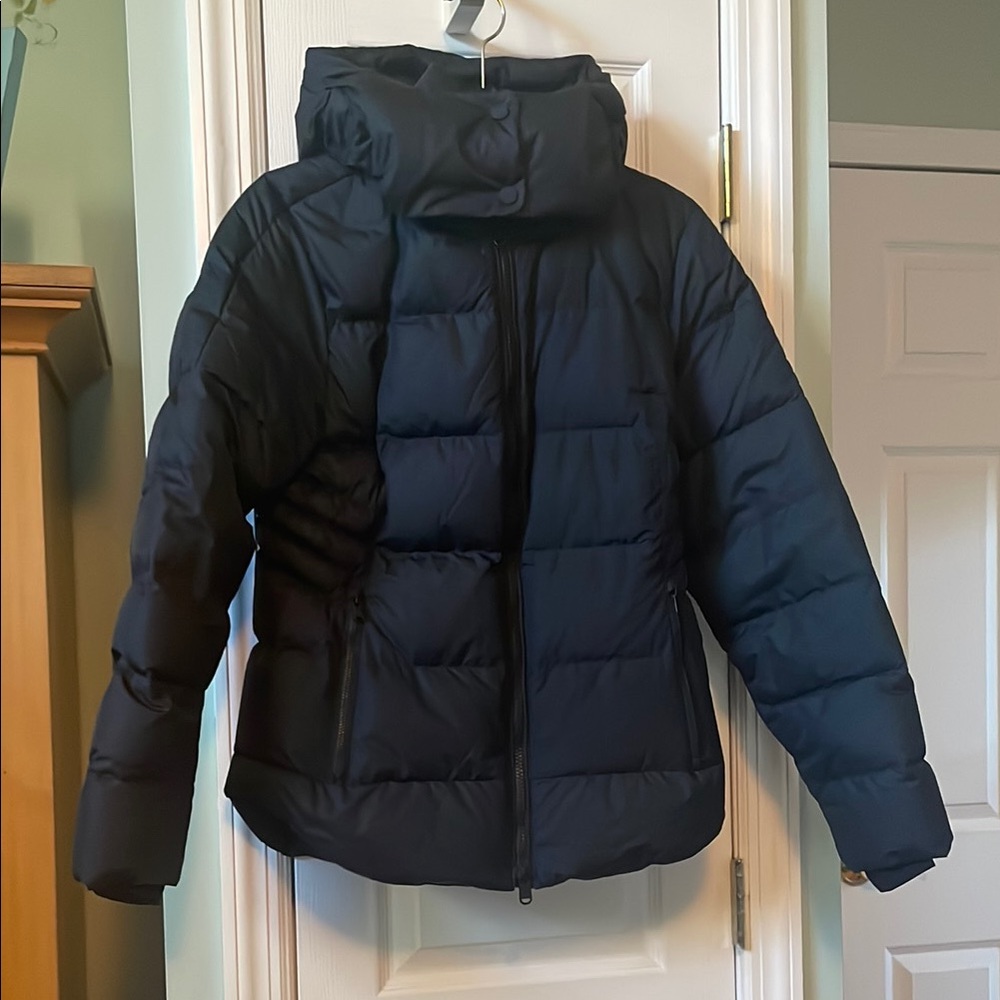 Athleta Downtown Puffer Jacket Black
Size Small Petite
